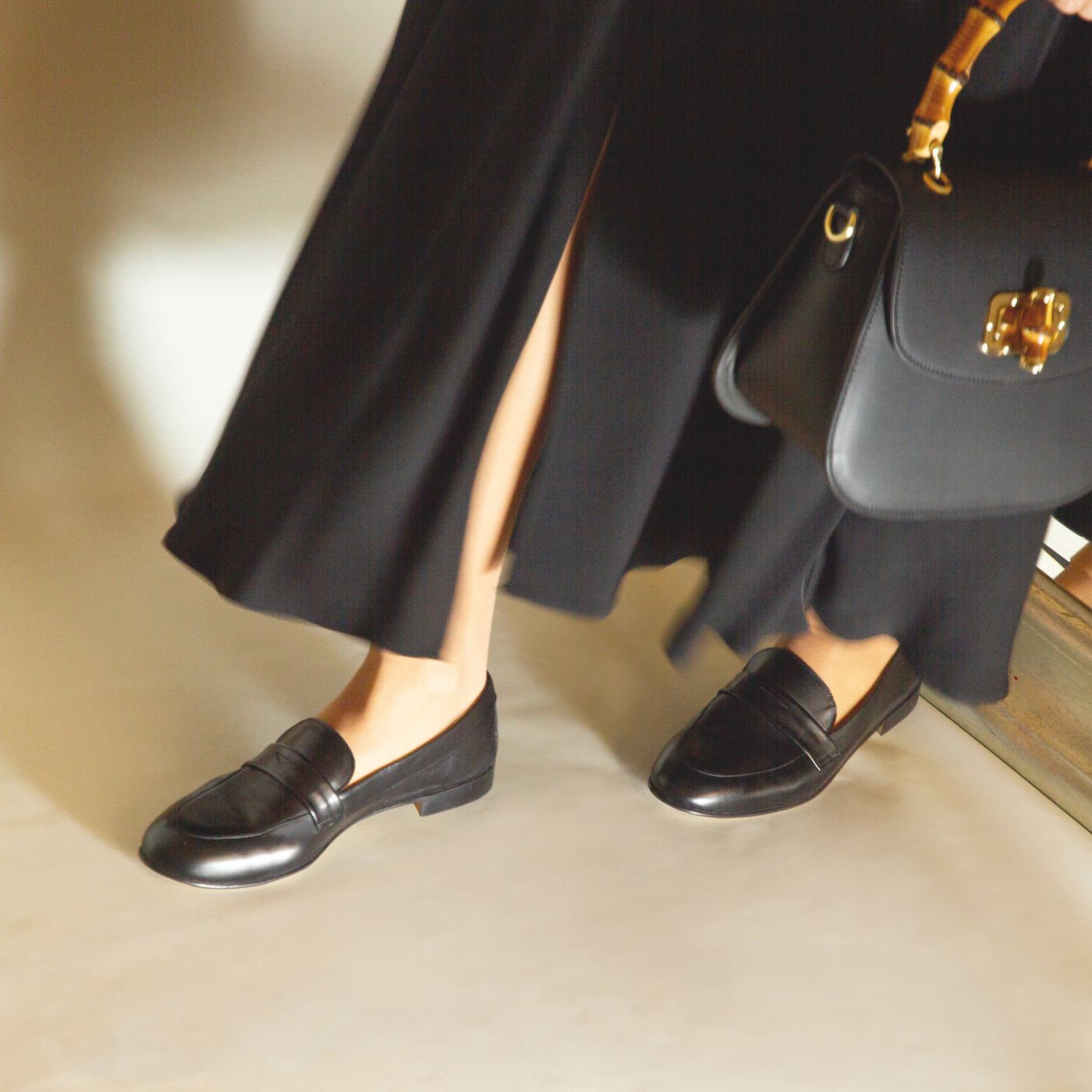 Classic women's loafer in black leather handmade