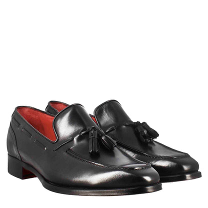 Mocassino elegante da uomo in pelle morbida con nappine e punta squadrata