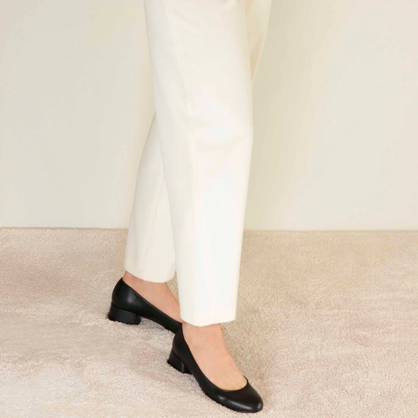 Classic women's décolleté in smooth leather
