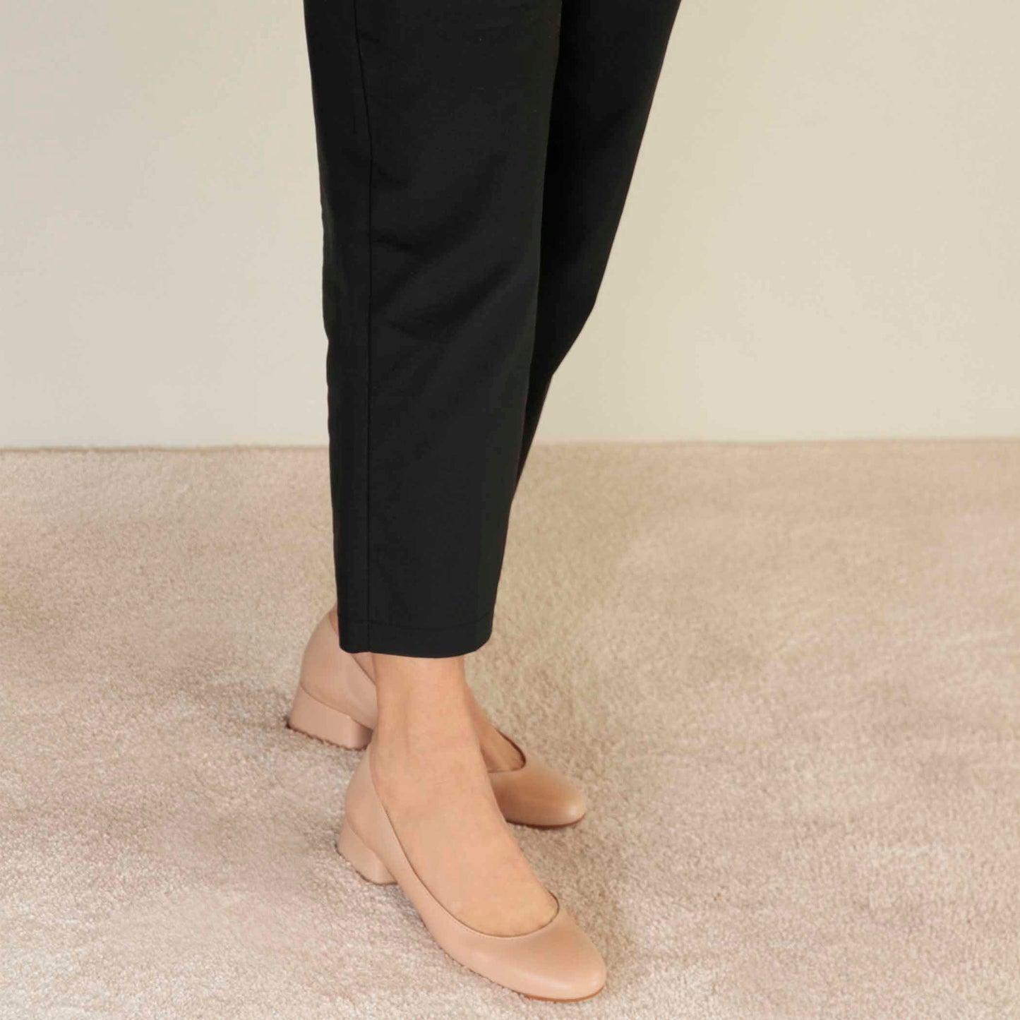 Classic women's décolleté in smooth leather