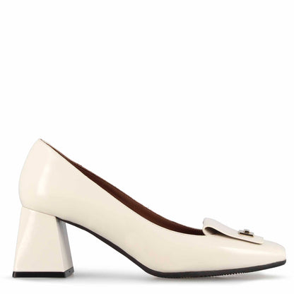 Elegant women's décolleté in leather square toe