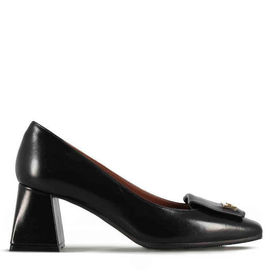 Elegant women's décolleté in leather square toe